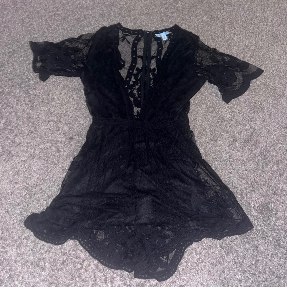 She + Sky Black Floral Lace Romper V-Neck Short Sleeve Scalloped Hem Small
